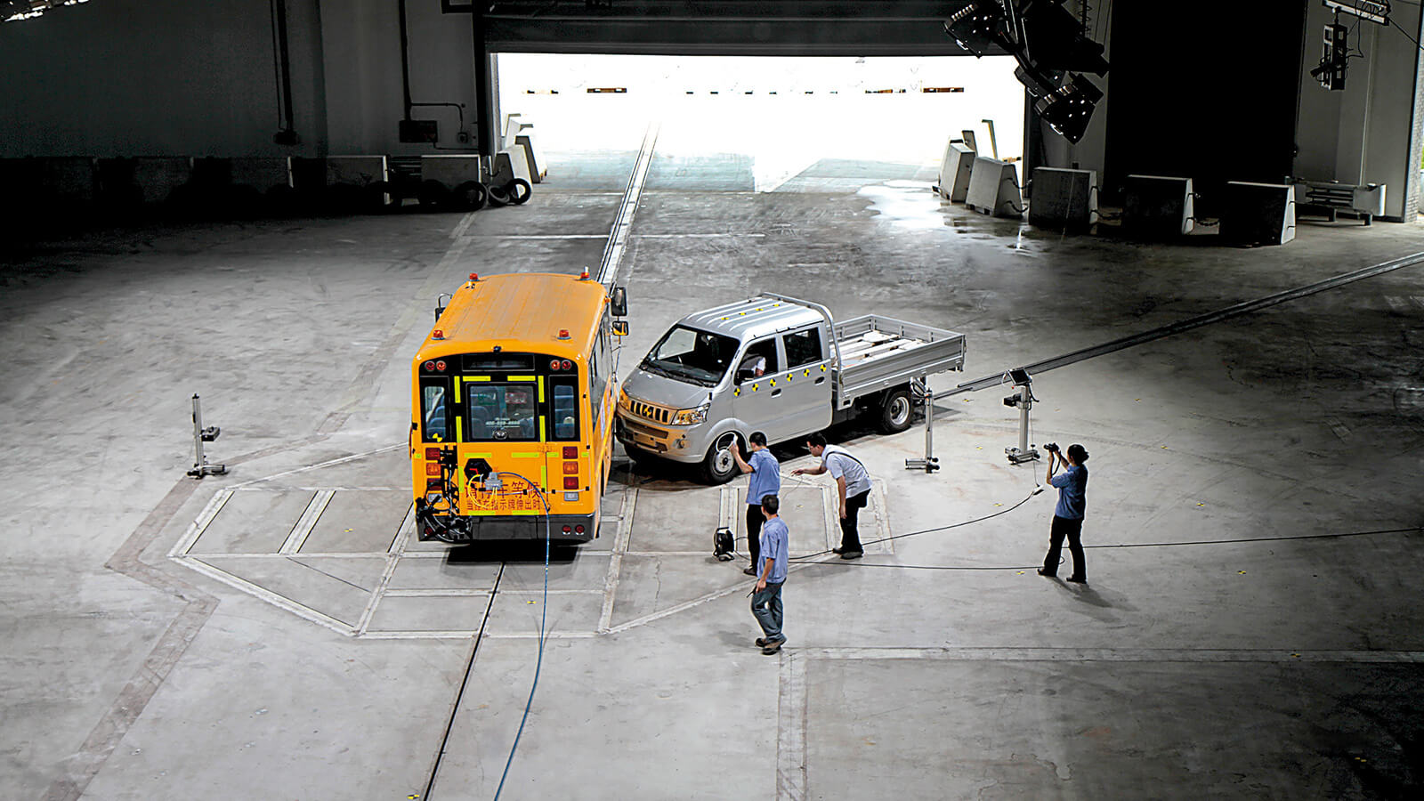 Vehicle testing. Краш тест вагона. Краш тест на сейсмоустойчивое здание. Краш тест КАМАЗ. Краш тест автобуса.